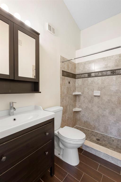 949 Tillery Way, Unit 101 Orlando, FL 32828 - Photo 26 of 38 a bathroom with a sink a toilet and shower