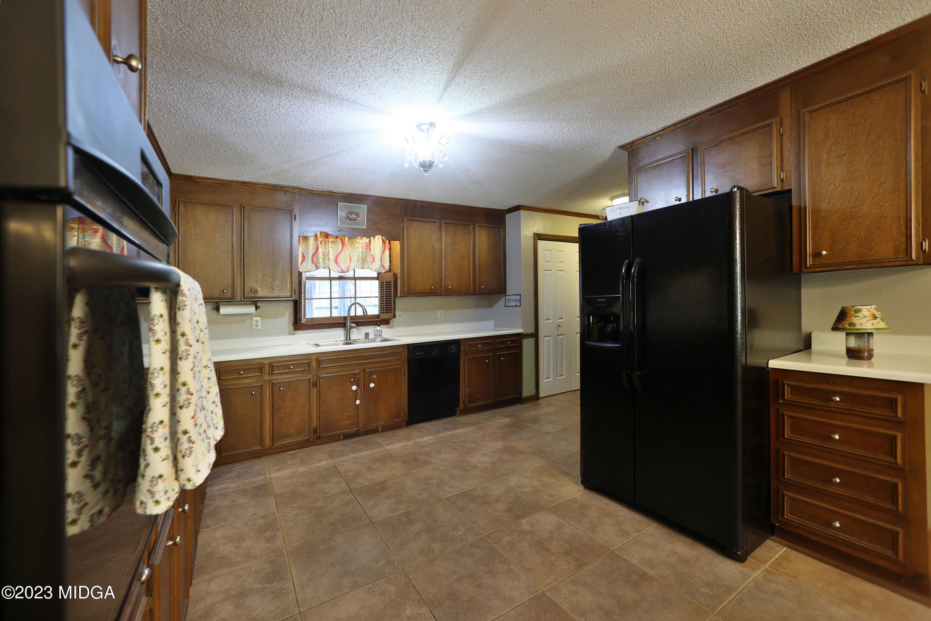 5740 Huddersfield Road Macon, GA 31210 - Photo 13 of 36 a kitchen with stainless steel appliances granite countertop a refrigerator and a sink