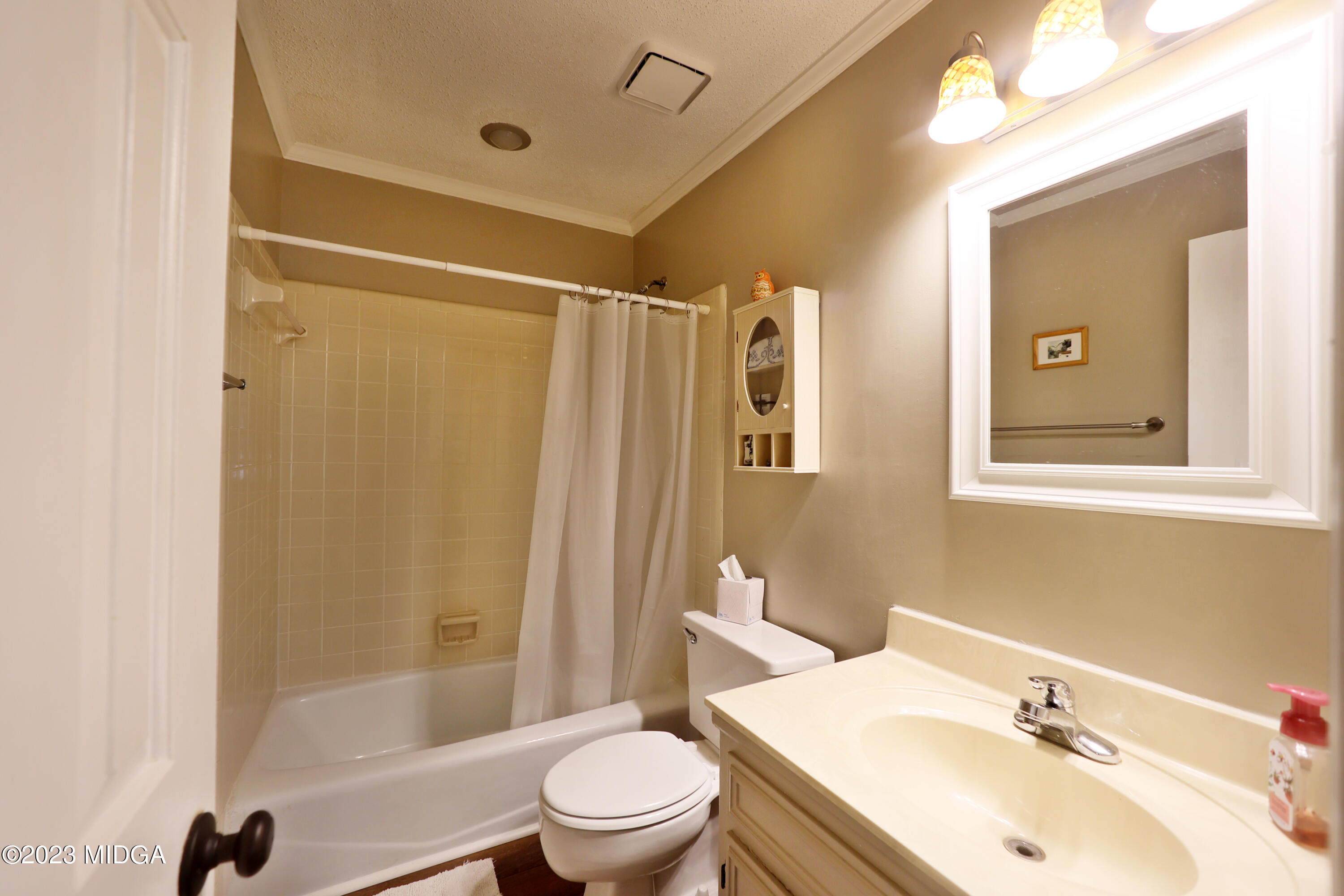 5740 Huddersfield Road Macon, GA 31210 - Photo 26 of 36 a bathroom with a sink toilet and shower