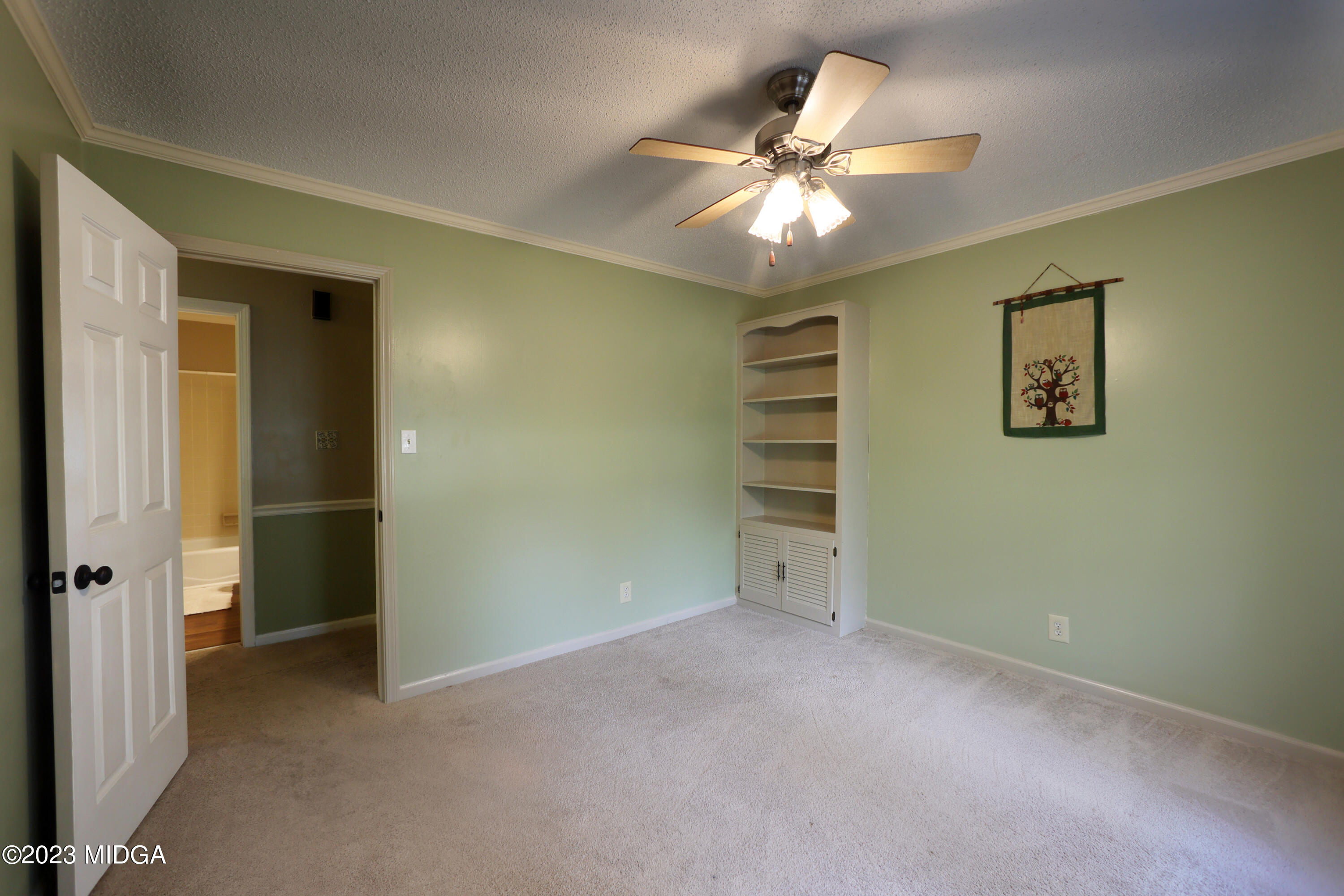 5740 Huddersfield Road Macon, GA 31210 - Photo 28 of 36 an empty room with closet and fan
