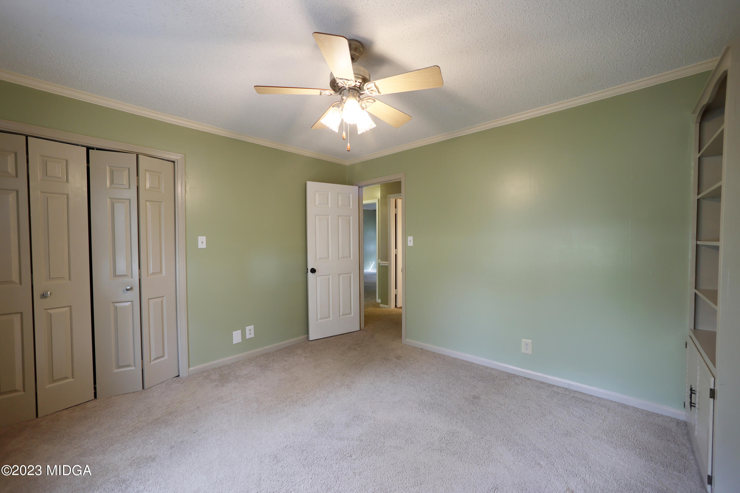 5740 Huddersfield Road Macon, GA 31210 - Photo 29 of 36 an empty room with closet and a ceiling fan
