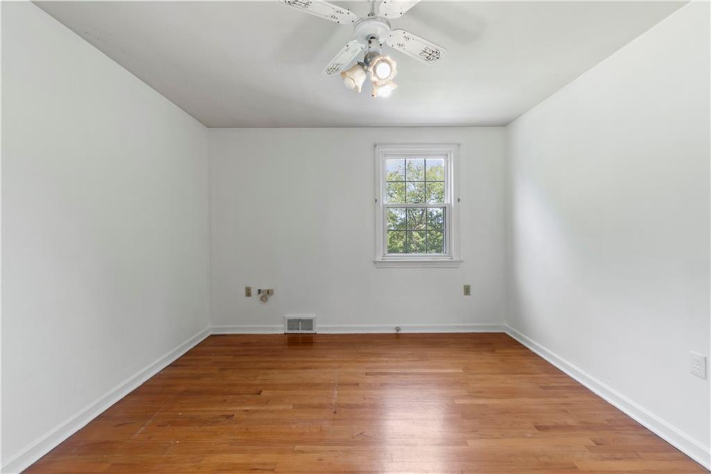 24 Oakglen Drive Oakmont, PA 15139 - Photo 30 of 50 an empty room with a window