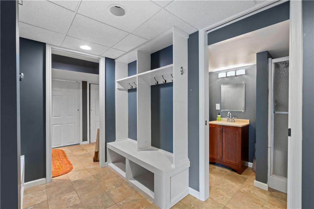 24 Oakglen Drive Oakmont, PA 15139 - Photo 40 of 50 a bathroom with a tub and mirror