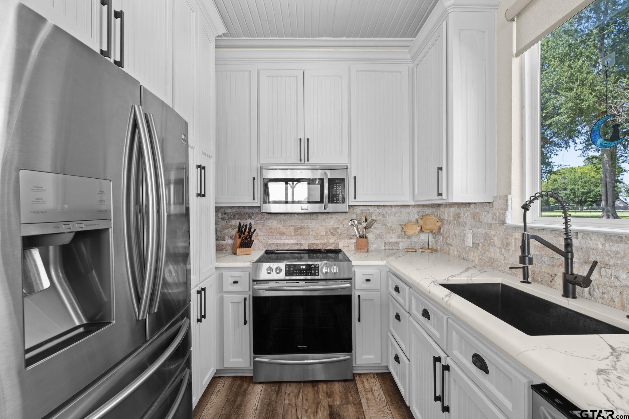17790 Southpoint Road Whitehouse, TX 75791 - Photo 15 of 44 a kitchen with stainless steel appliances a stove a sink and a refrigerator