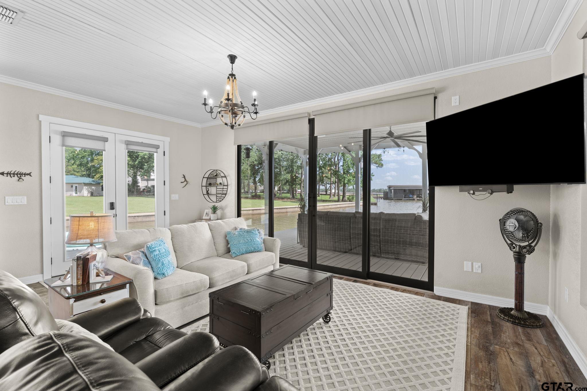 17790 Southpoint Road Whitehouse, TX 75791 - Photo 22 of 44 a living room with furniture and a flat screen tv