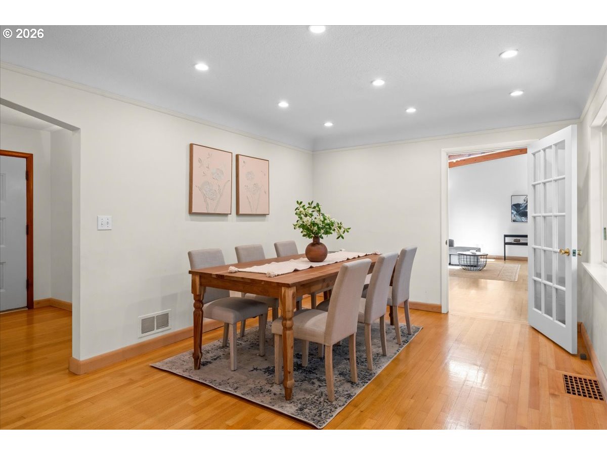 10332 Southwest Lancaster Road Portland, OR 97219 - Photo 11 of 48