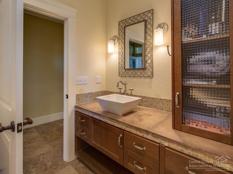 1725 Northwest Putnam Road Bend, OR 97703 - Photo 9 of 25 Additional Photo