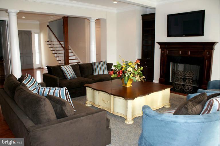203 Likes Road Edgewater, MD 21037 - Photo 7 of 30 Living Room
