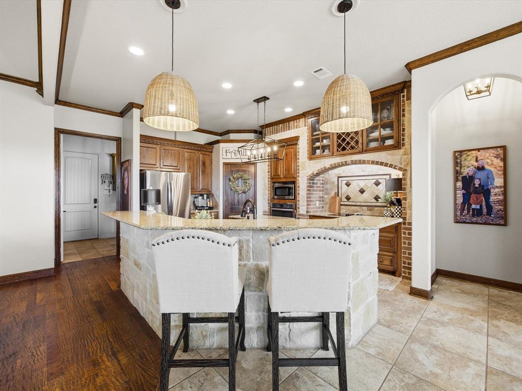 105 Mesquite Court Decatur, TX 76234 - Photo 11 of 36 Breakfast bar