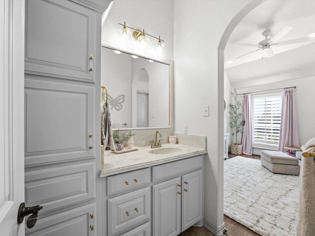 105 Mesquite Court Decatur, TX 76234 - Photo 22 of 36 Jack and Jill bathroom