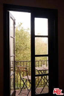 a picture of a dresser