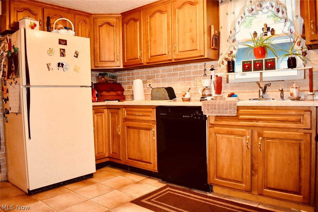 952 Johnson Plank Road Warren, OH 44481 - Photo 5 of 18 The kitchen has ample cabinet space.