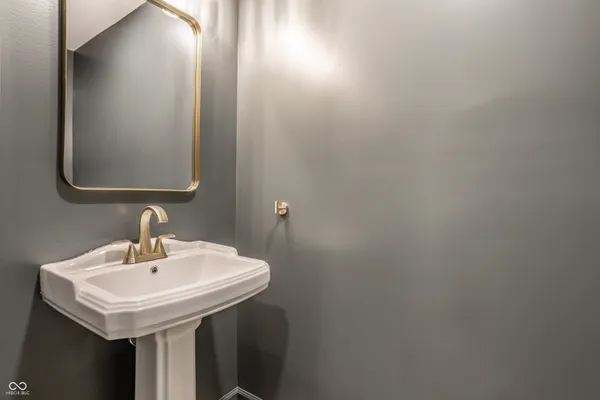 $2,000 | 108 West Main Street, Unit B, Thorntown, IN 46071