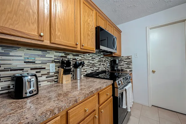 $1,950 | 8051 Bay Branch Drive, Unit 2, The Woodlands, TX 77382