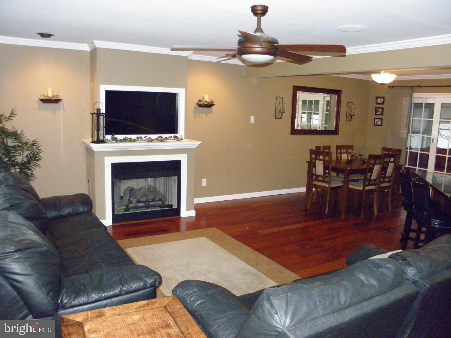 36 Linden Road Burlington, NJ 08016 - Photo 3 of 25 Living Room