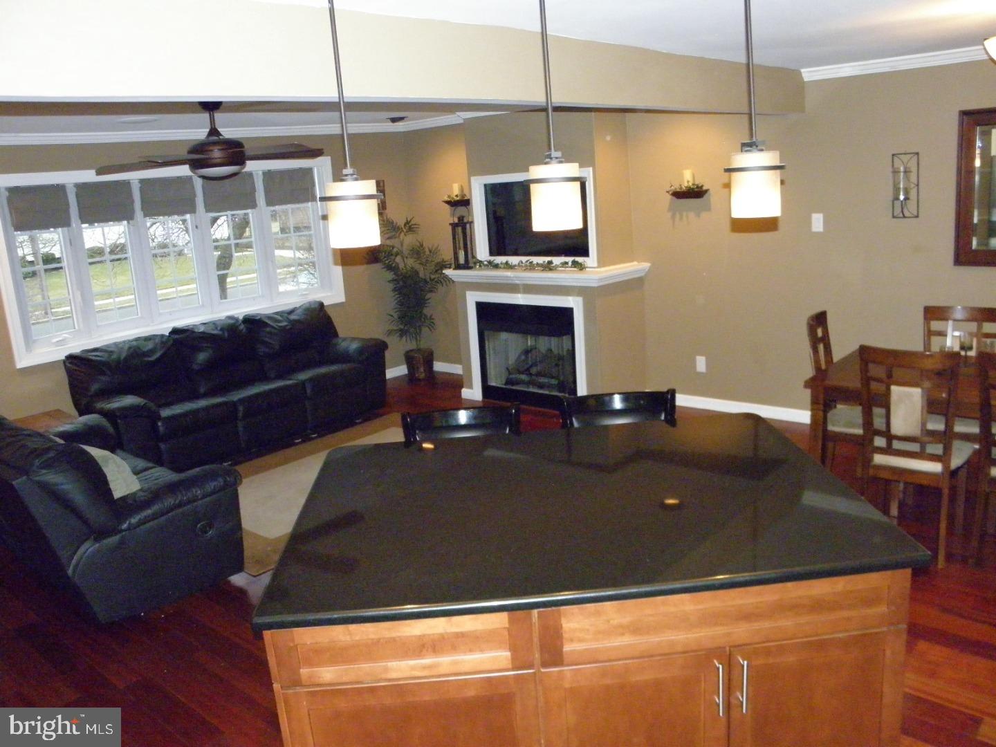 36 Linden Road Burlington, NJ 08016 - Photo 9 of 25 Living Room
