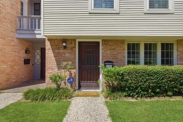 $260,000 | 13132 Trail Hollow Drive, Unit 3132, Houston, TX 77079