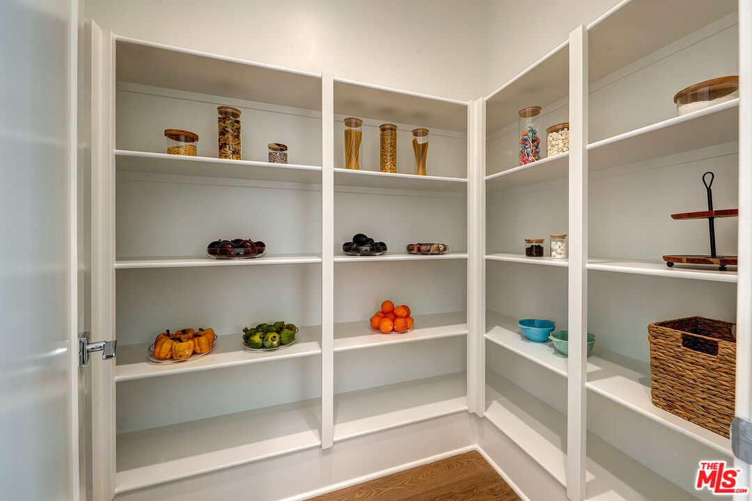 4241 Woodcliff Road Sherman Oaks, CA 91403 - Photo 12 of 30