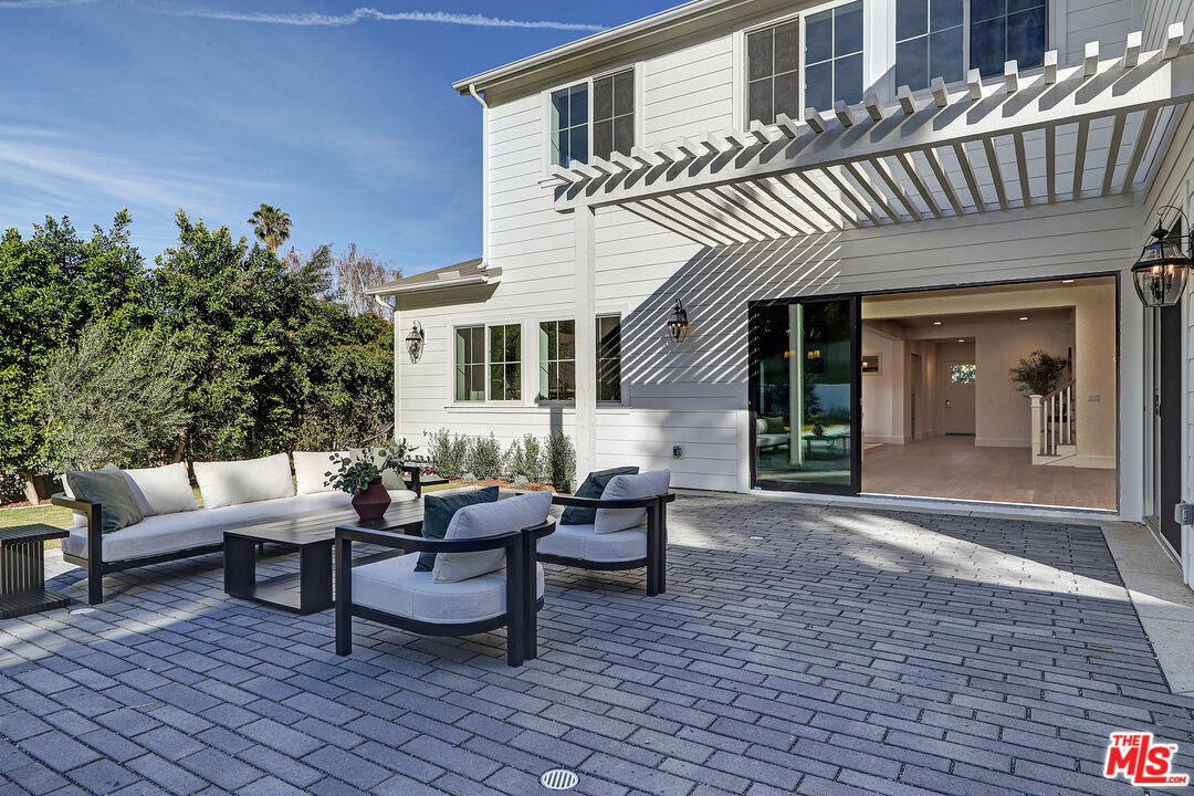 4241 Woodcliff Road Sherman Oaks, CA 91403 - Photo 3 of 30