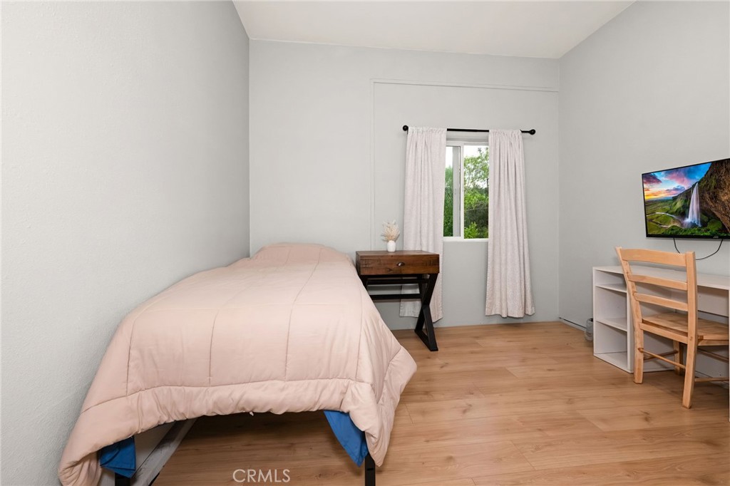 2728 Pentz Road Oroville, CA 95965 - Photo 35 of 52 a bedroom with a bed and a chair