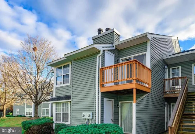 $2,300 | 8617 C Beekman Place, Alexandria, VA 22309