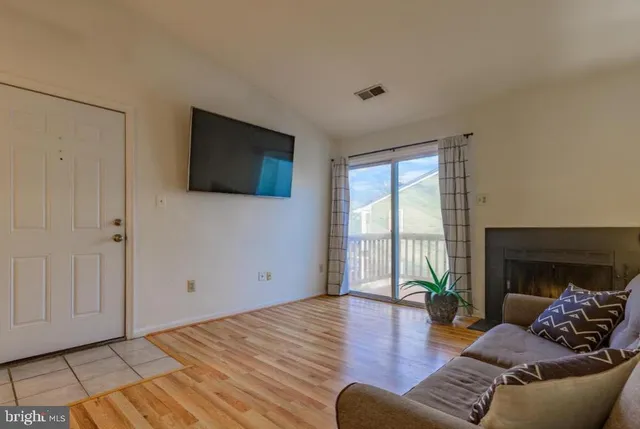 $2,200 | 8617 C Beekman Place, Alexandria, VA 22309