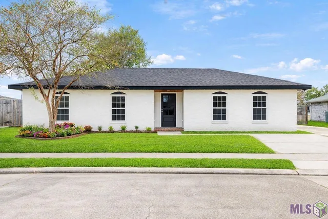 $365,000 | 210 Lynwood Drive, Houma, LA 70360