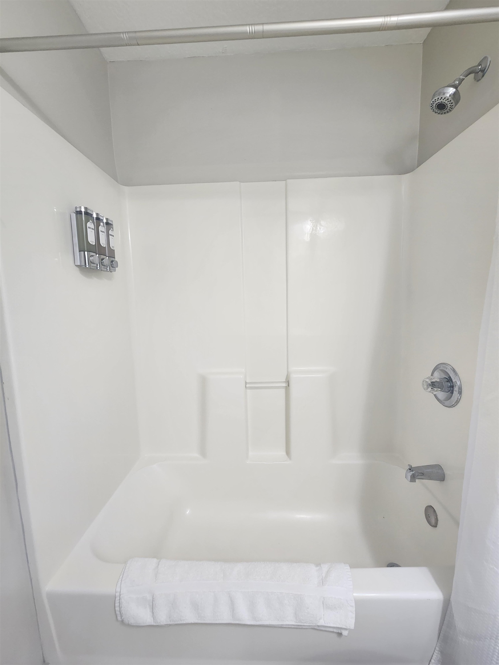 162 Stewart Street St. Augustine, FL 32084 - Photo 12 of 23 a bathroom with a bathtub