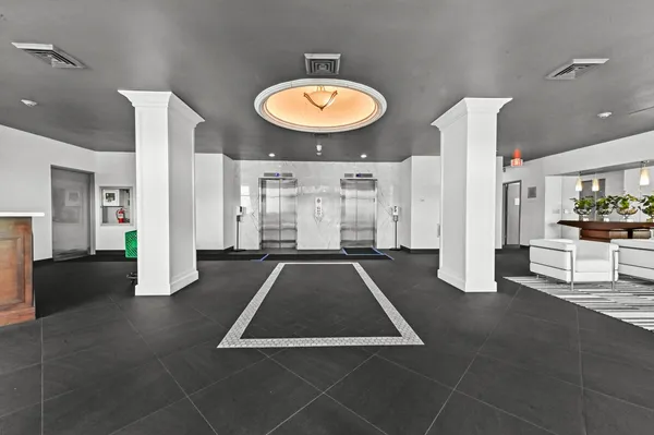 $2,100 | 2400 Presidential Way, Unit 1706, West Palm Beach, FL 33401