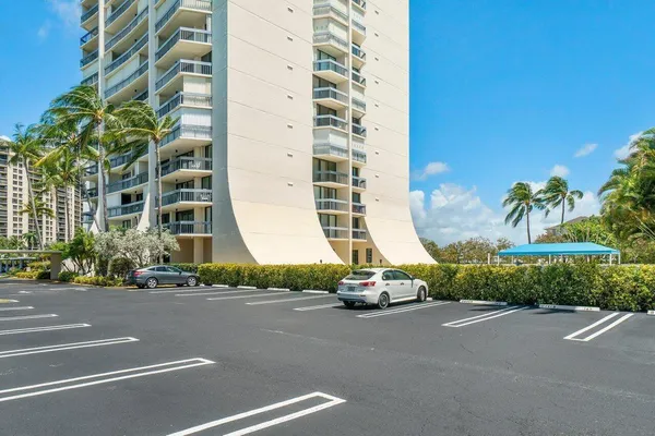 $2,100 | 2400 Presidential Way, Unit 1706, West Palm Beach, FL 33401