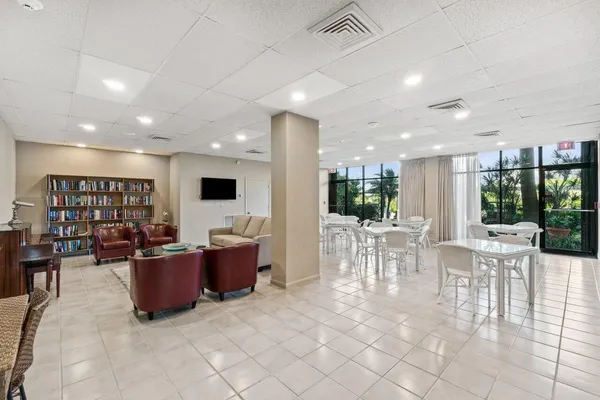$2,100 | 2400 Presidential Way, Unit 1706, West Palm Beach, FL 33401