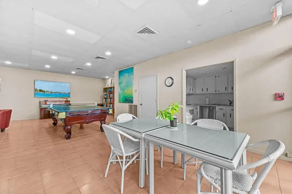 $2,100 | 2400 Presidential Way, Unit 1706, West Palm Beach, FL 33401