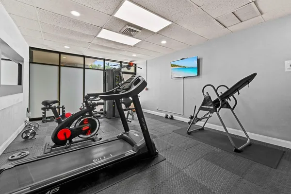 $2,100 | 2400 Presidential Way, Unit 1706, West Palm Beach, FL 33401