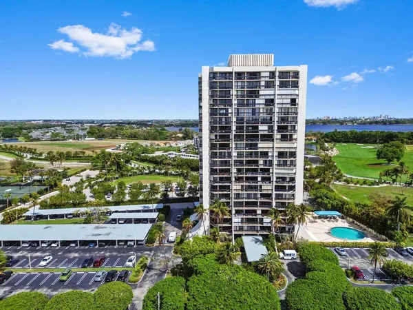 $2,100 | 2400 Presidential Way, Unit 1706, West Palm Beach, FL 33401