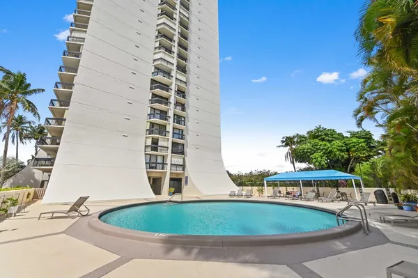$2,100 | 2400 Presidential Way, Unit 1706, West Palm Beach, FL 33401