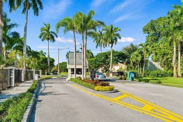 $2,100 | 2400 Presidential Way, Unit 1706, West Palm Beach, FL 33401