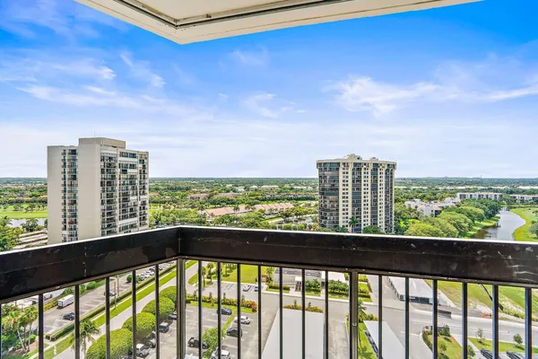 $2,100 | 2400 Presidential Way, Unit 1706, West Palm Beach, FL 33401