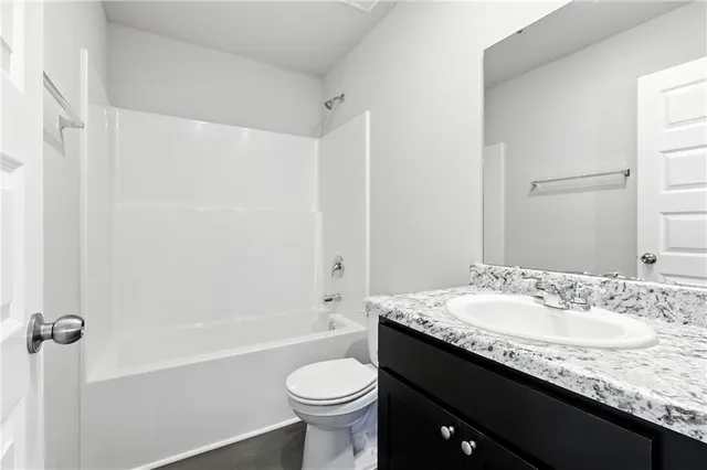 $299,165 | 466 Rock Creek Drive, Tonganoxie, KS 66086