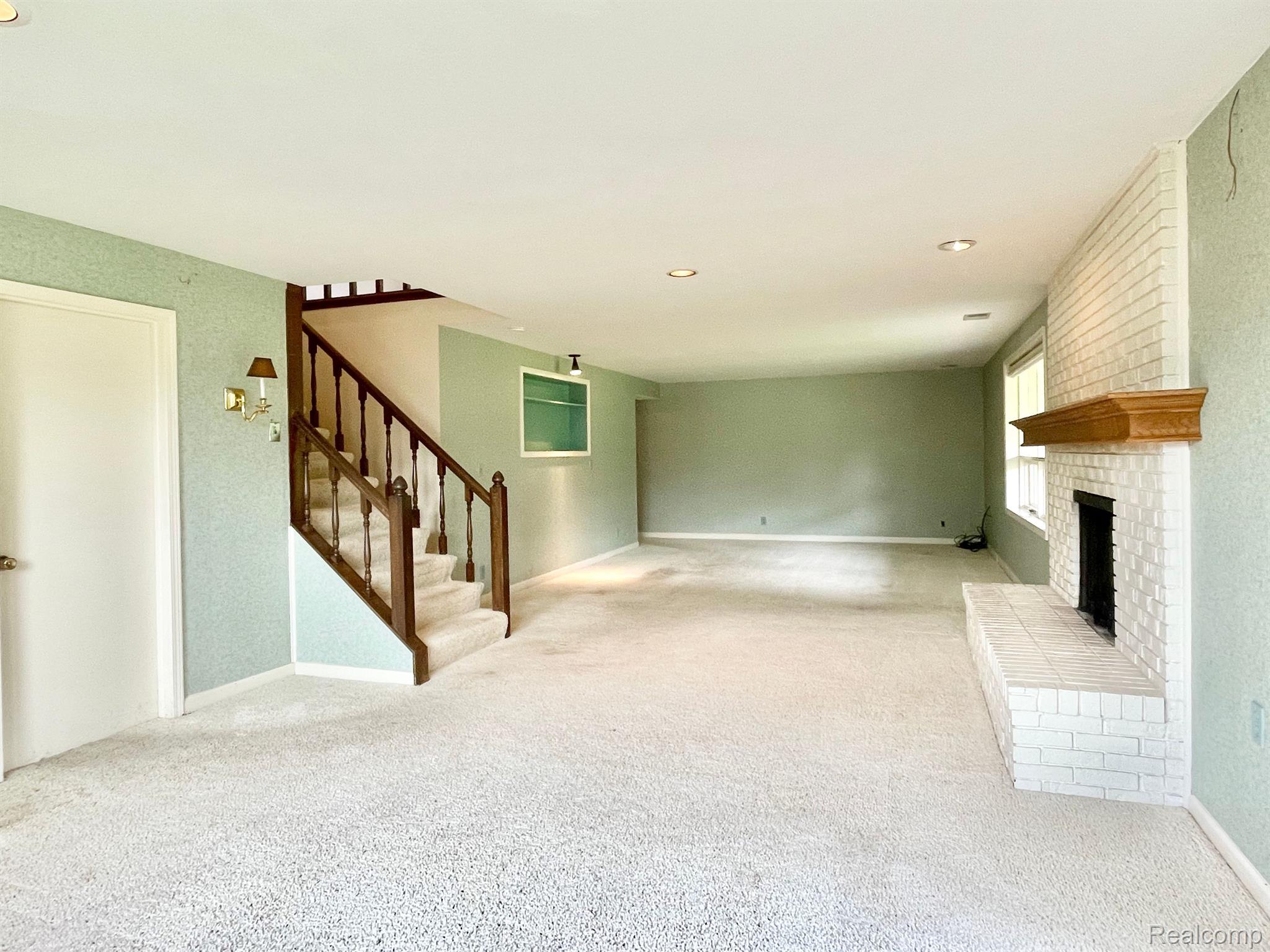 5211 Darby Circle Rochester, MI 48306 - Photo 27 of 49 Spacious family room