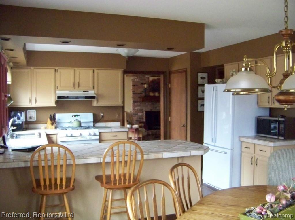 4222 Berry Road Plymouth, MI 48170 - Photo 13 of 29 Kitchen breakfast bar.jpg