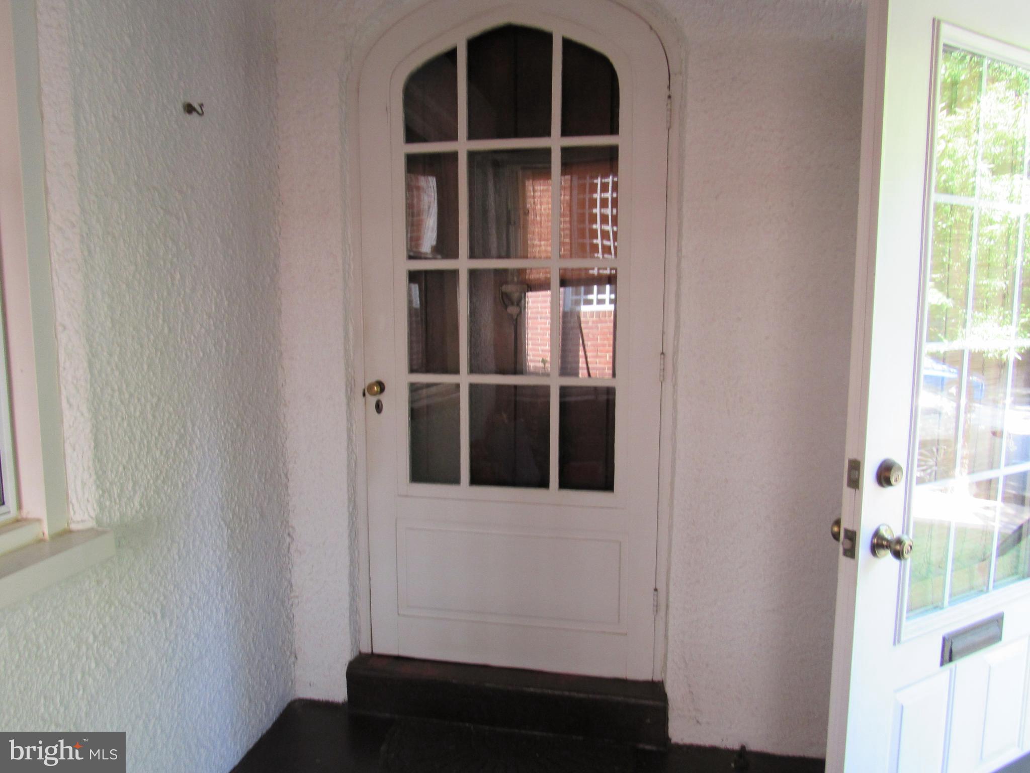 3715 Keswick Road Baltimore, MD 21211 - Photo 3 of 38 Vestibule to the front door of the house