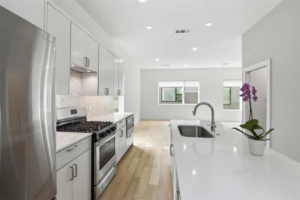 $399,900 | 427 West 10th Street, Unit 803, Dallas, TX 75208