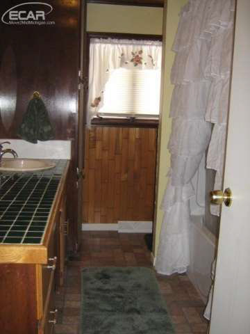4018 North Belsay Road Flint, MI 48506 - Photo 13 of 17 20459322-12.JPG