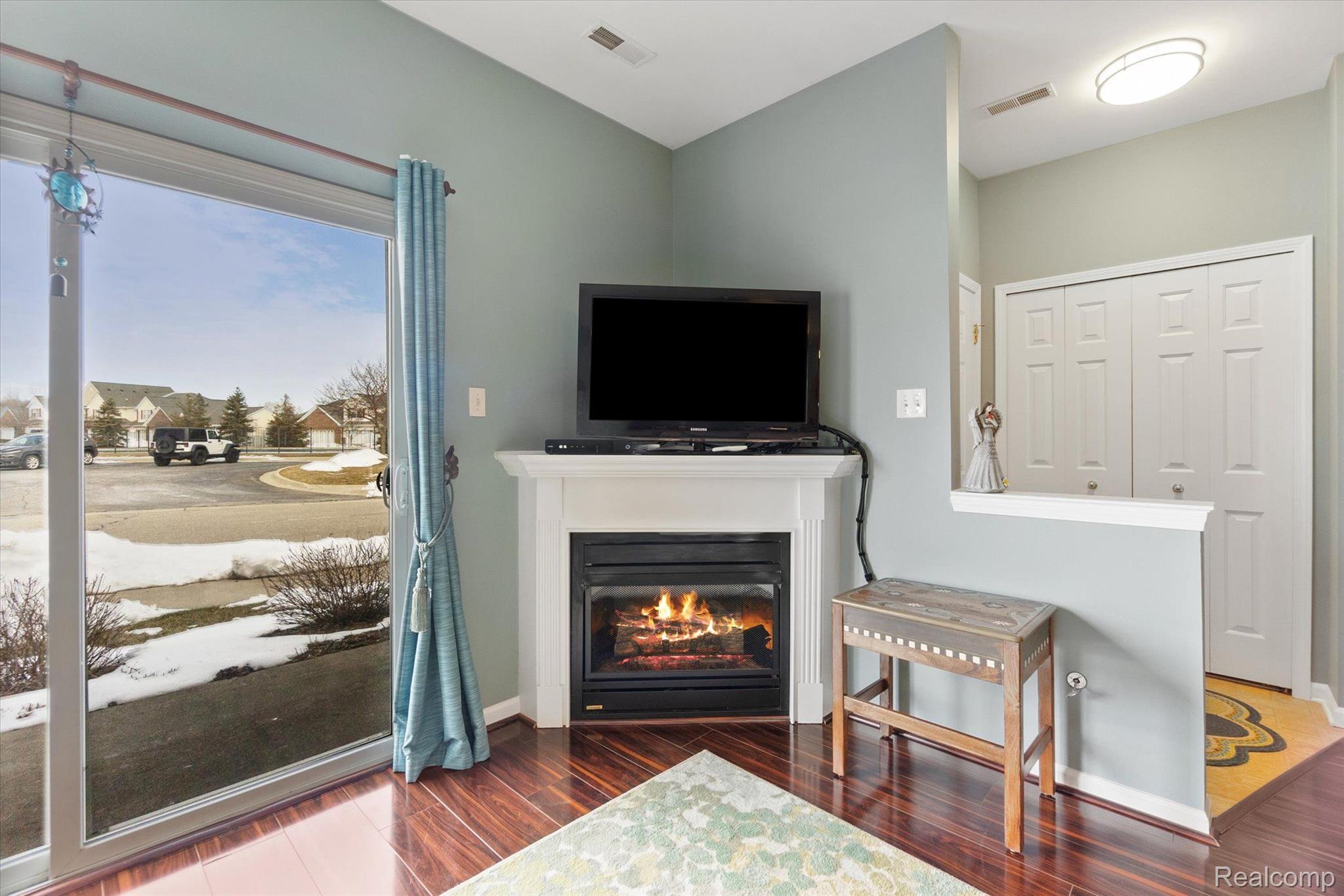 10233 Crossview Trail Howell, MI 48855 - Photo 4 of 27 Gallery Image 4