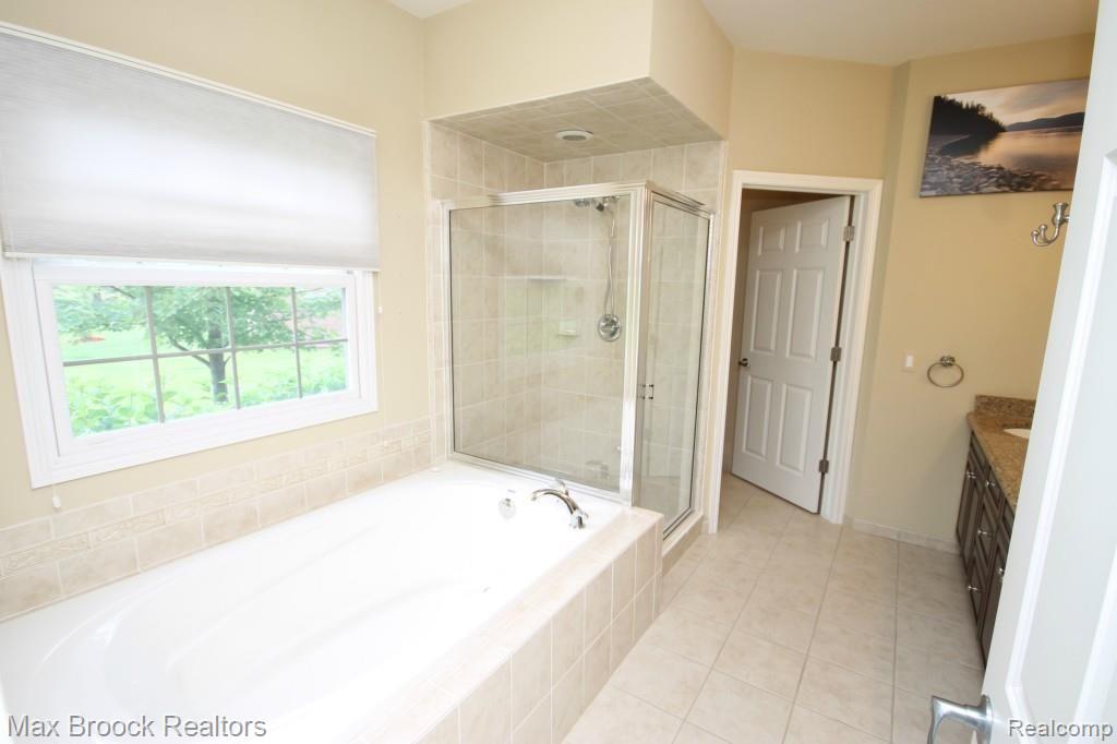 2740 Castlemartin Court Rochester, MI 48306 - Photo 13 of 25 IMG_6904.jpg