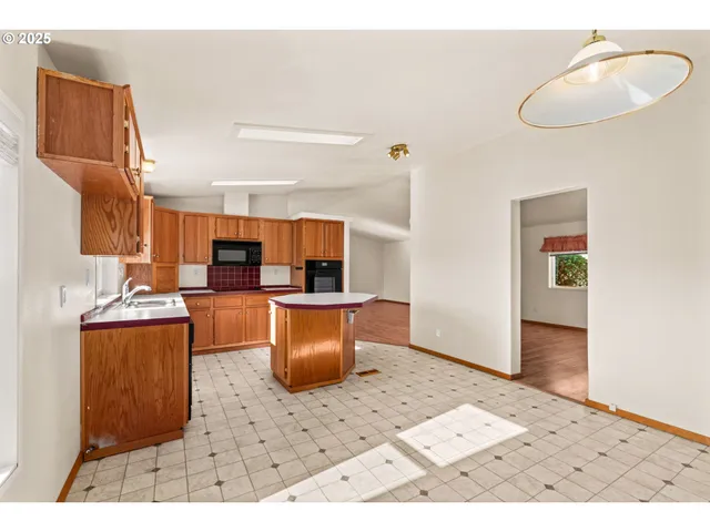 $164,999 | 4055 Royal Avenue, Unit 107, Eugene, OR 97402