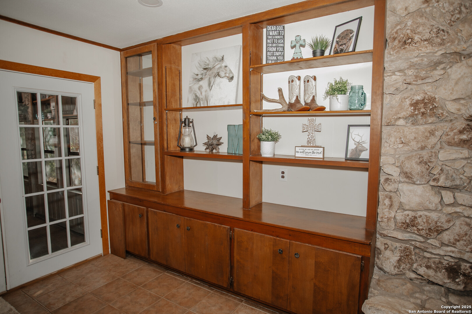 456 Margo Drive Pearsall, TX 78061 - Photo 28 of 40 a view of cabinets and window