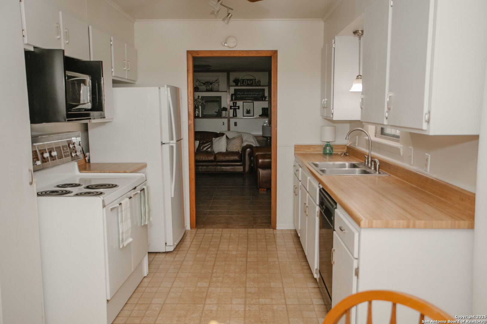 456 Margo Drive Pearsall, TX 78061 - Photo 4 of 40 a kitchen with a sink stove and refrigerator