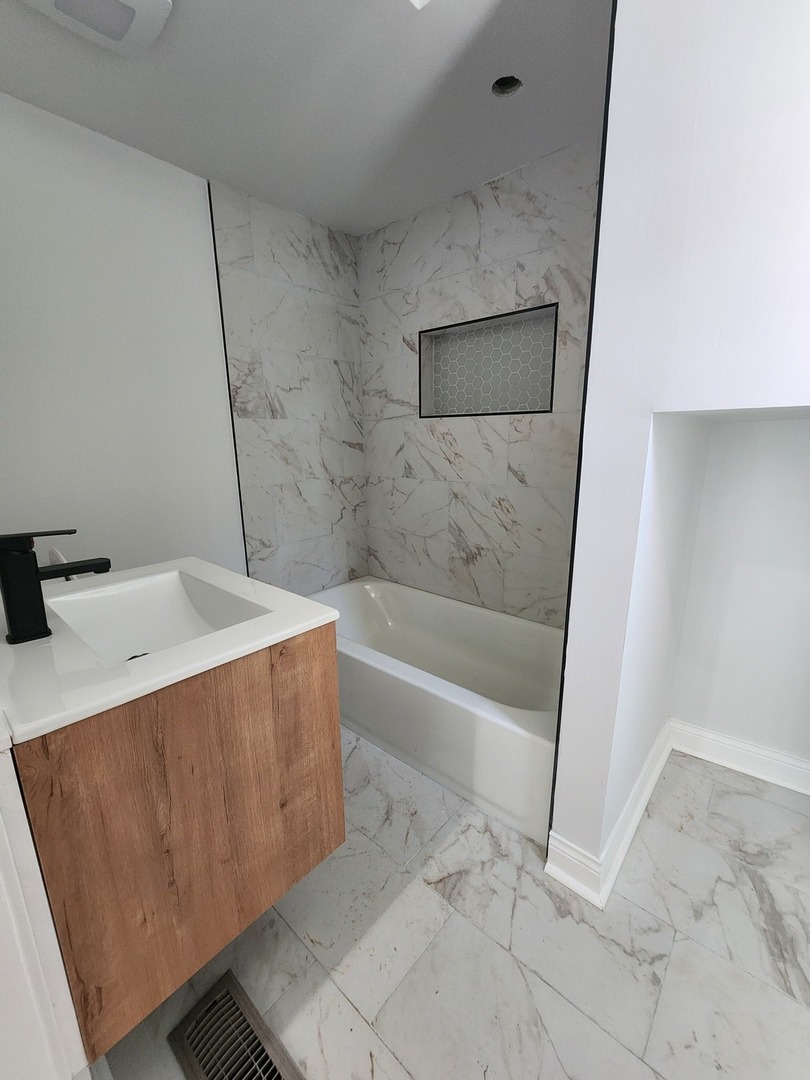 8900 South Normal Avenue Chicago, IL 60620 - Photo 18 of 28 a bathroom with a bathtub and shower
