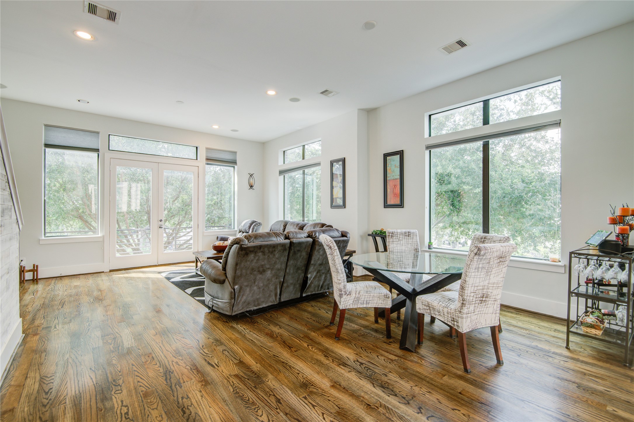 1401 Nagle Street Houston, TX 77003 - Photo 12 of 31 a living room with furniture and a large window